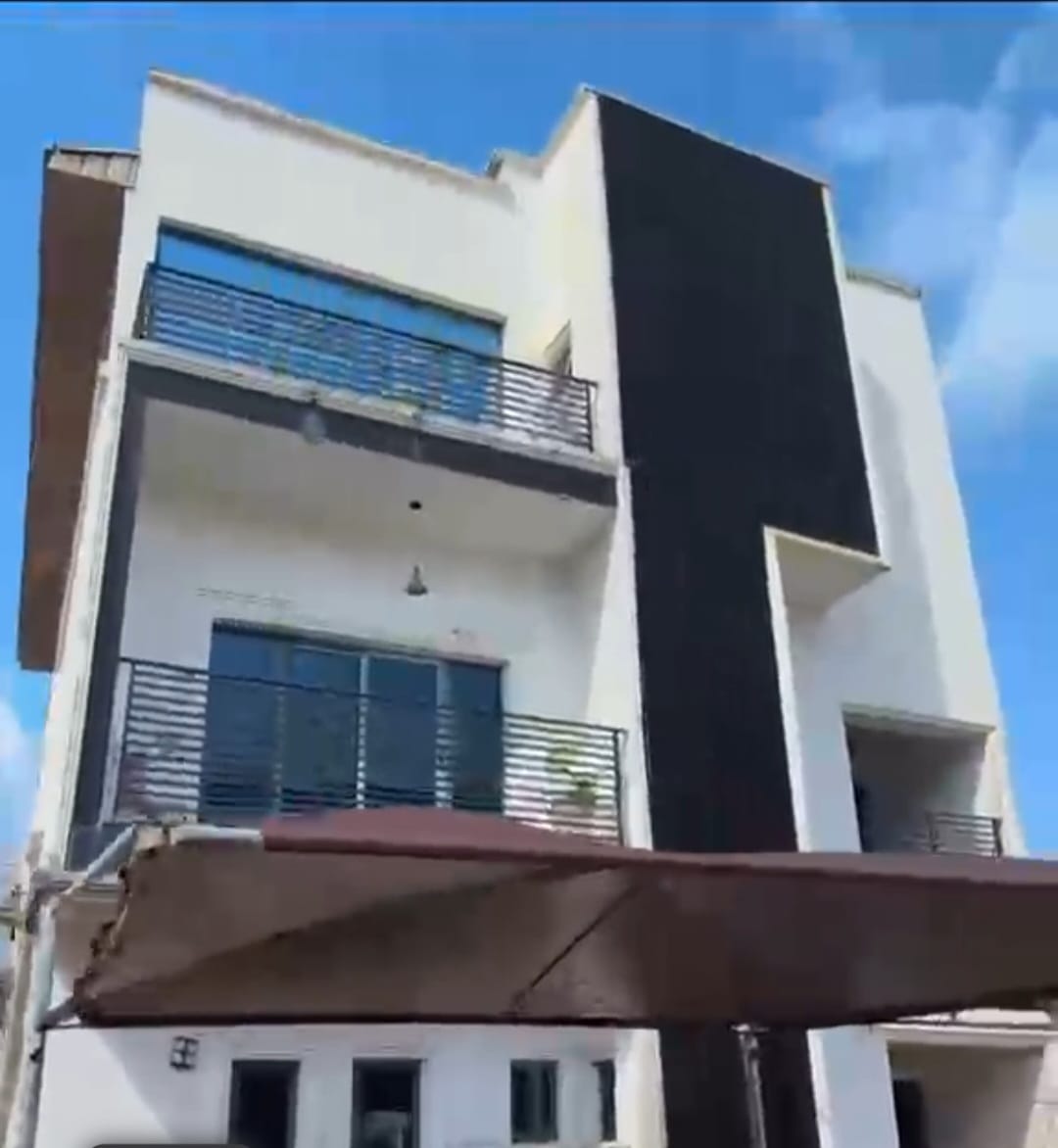 MASSIVE 5 BEDROOM DETACHED DUPLEX FOR SALE